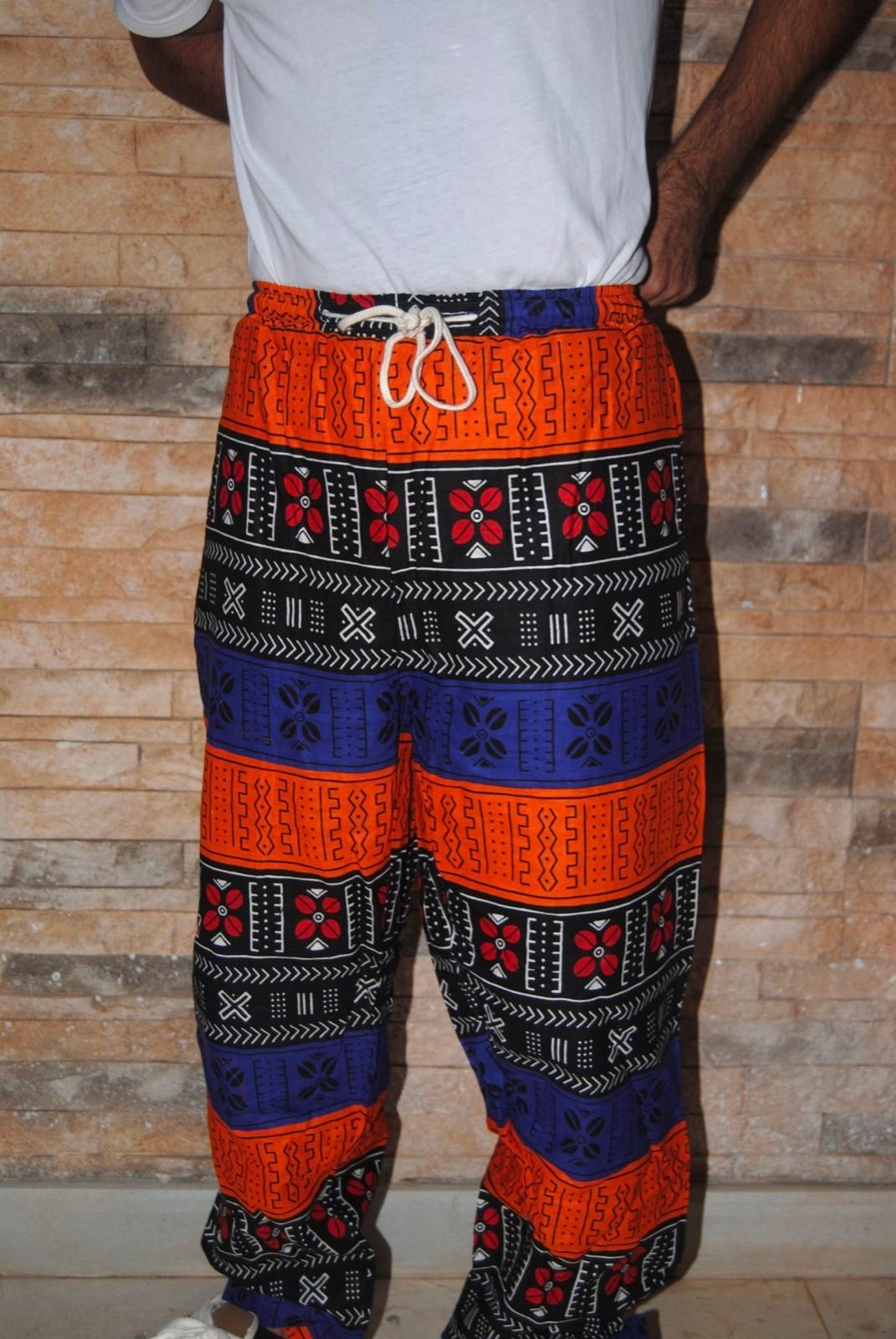 pantalon bleu noir orange